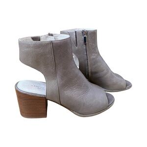 Kenneth Cole New York CHARLO peep toe booties size 9 taupe 2.5” block heel EUC